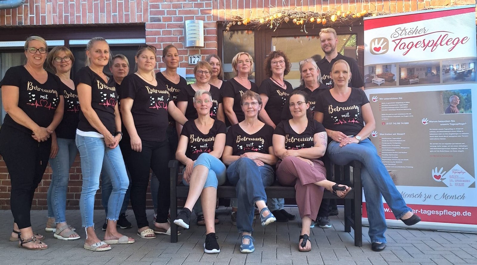 Das Team der Ströher Tagespflege vor dem Haus