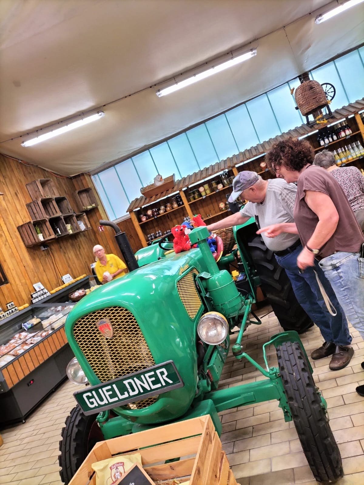 Ausflug in eine Ausstellung mit einem historischen grünen Traktor